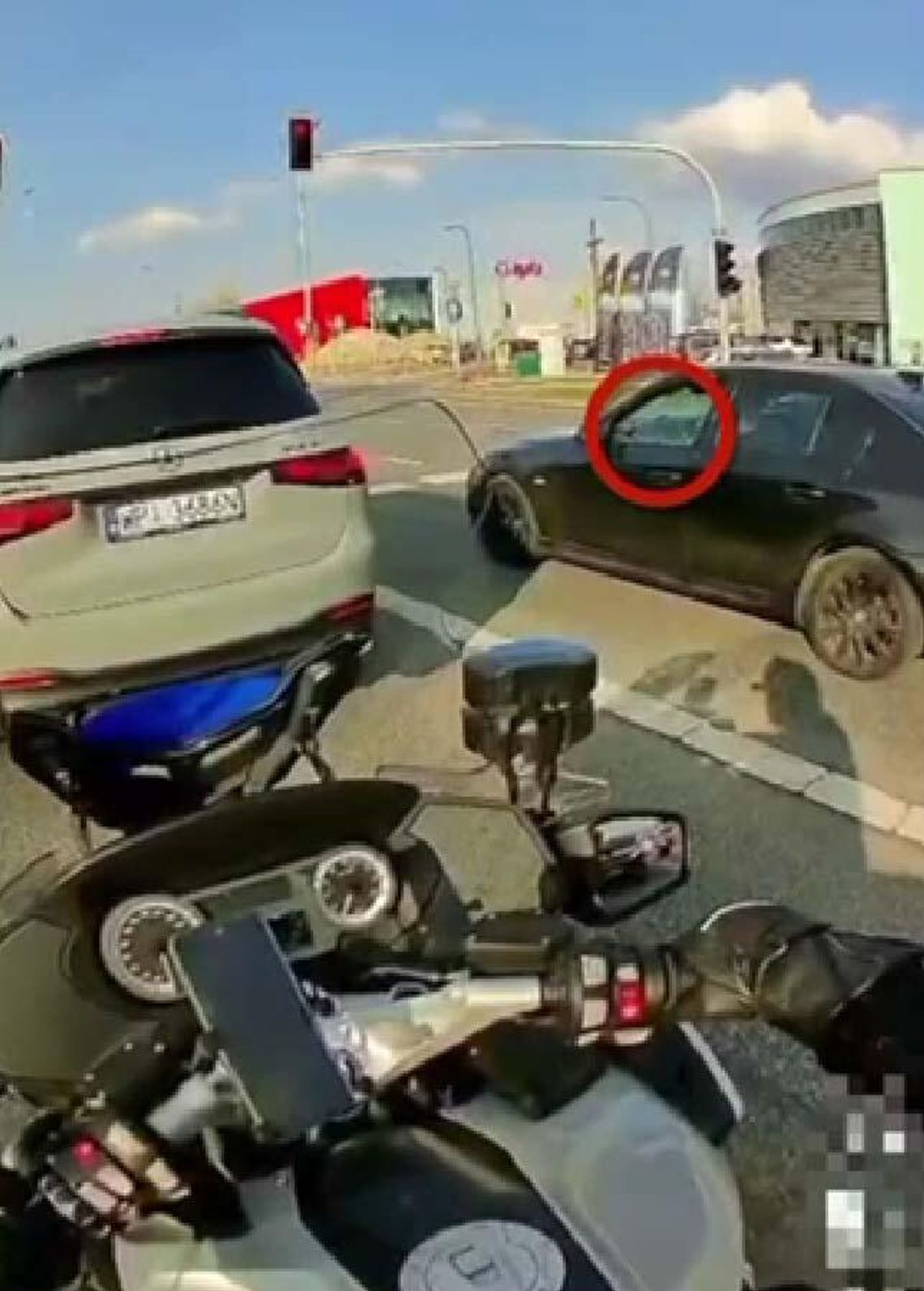 Kierowca BMW był tak zajęty rozmową przez telefon trzymany w ręku, że nawet nie zauważył policjanta na motocyklu Kierowca BMW był tak zajęty rozmową przez telefon trzymany w ręku, że nawet nie zauważył policjanta na motocyklu