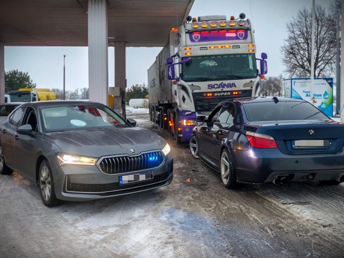 Kierowca BMW chciał uniknąć kontroli drogowej. Zjechał na stację i schował się za tirem