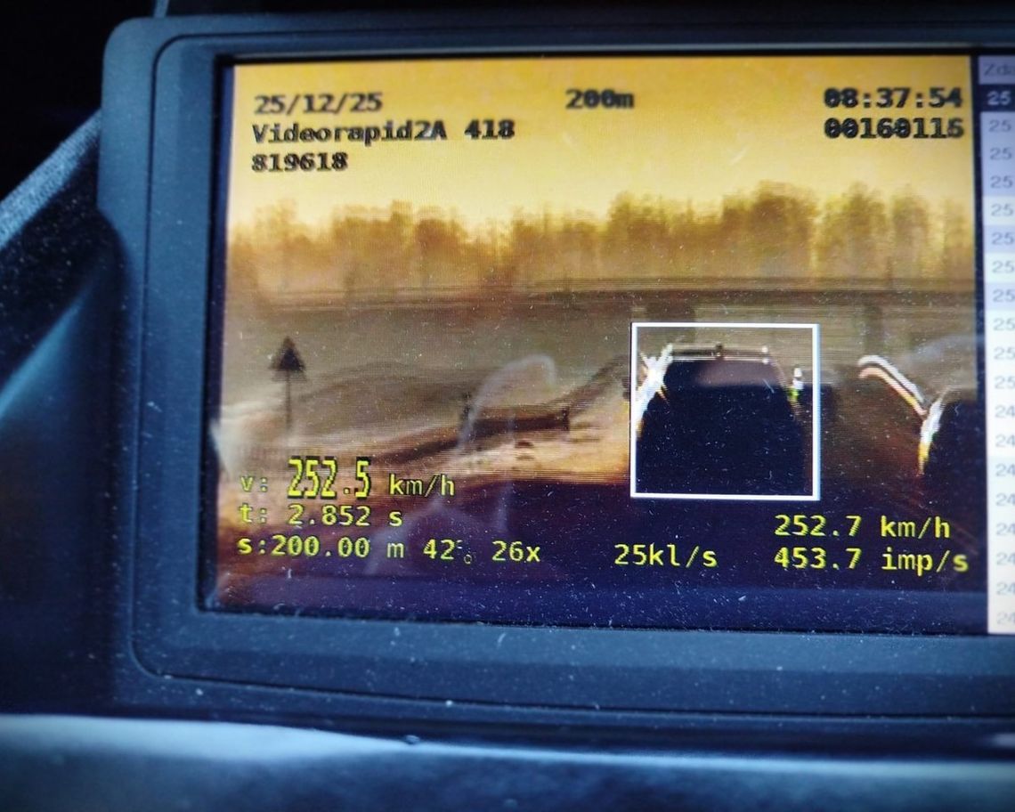 Kierowca BMW jechał 252 km/h przy ograniczeniu do 120. Tłumaczył, że spieszy się na samolot