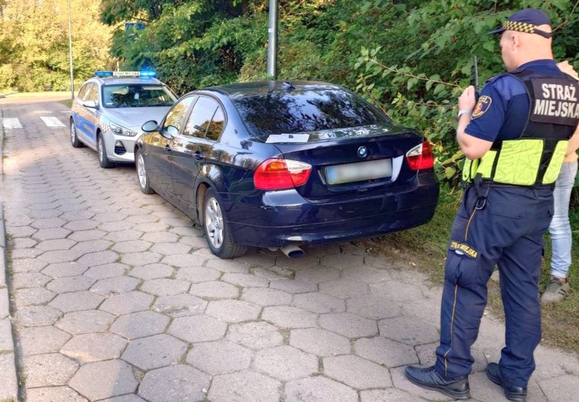 Kierowca BMW jechał jednokierunkową pod prąd. Tłumaczył, że nie ma prawka, ale uczy się jeździć