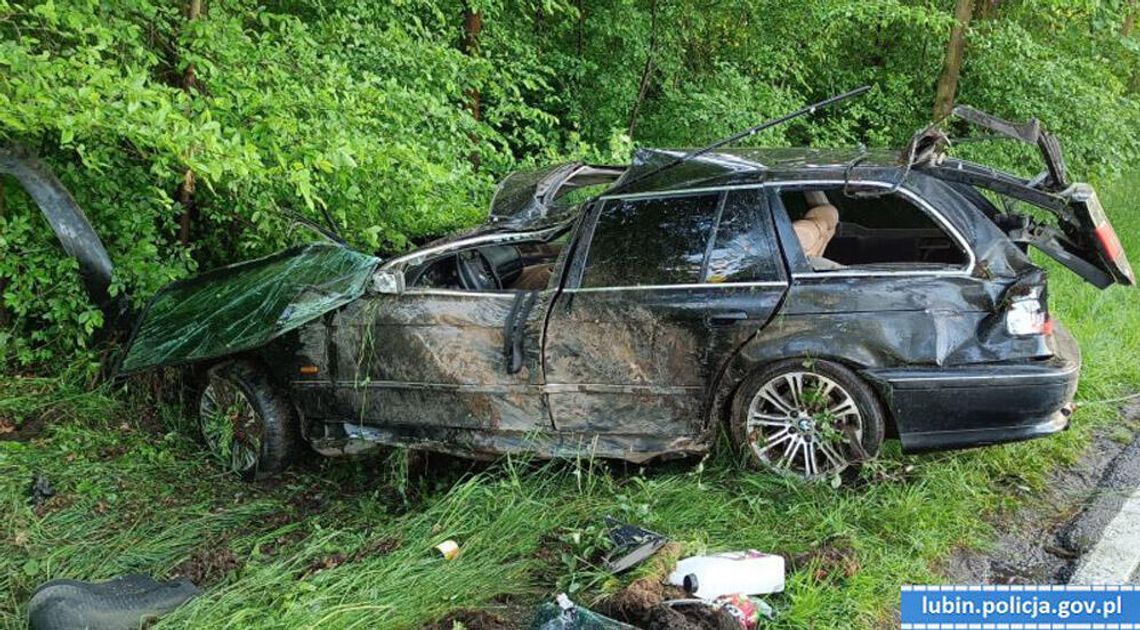 Kierowca BMW mocno przecenił swoje umiejętności prowadzenia po mokrym. Rozbił się w rowie