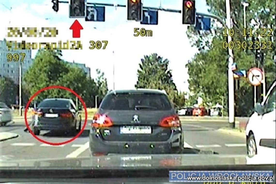 Kierowca BMW na wariata przeleciał przez skrzyżowanie. Wszystko na oczach drogówki. WIDEO