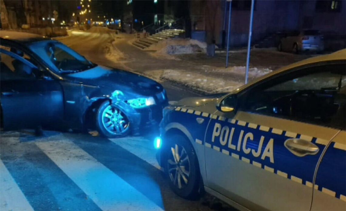 Kierowca BMW nie zatrzymał się do kontroli i zaczął uciekać. Rozbił się na latarni