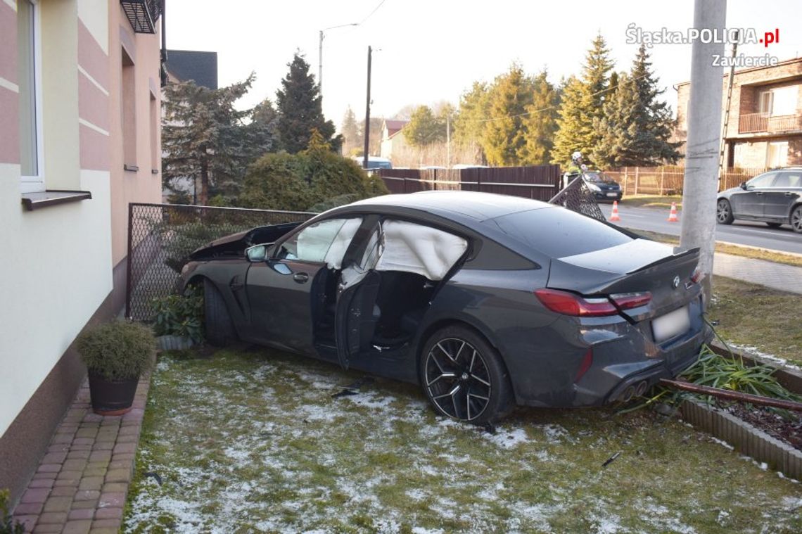 Kierowca BMW przesadził z prędkością i skasował auto na ogrodzeniu [FOTO]