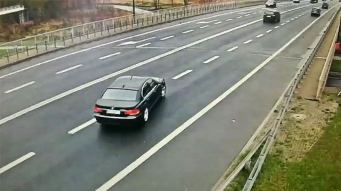 Kierowca BMW rozwalił się na prostej drodze. Pokonał go 4,5 litrowy silnik i napęd na tył. WIDEO