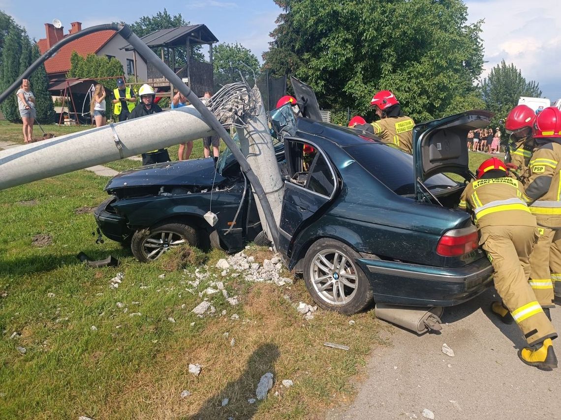 Kierowca BMW stracił panowanie nad autem i wbił się bokiem w słup. Musieli go wyciągać strażacy