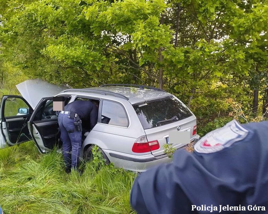 Kierowca BMW uciekał policji, wjechał w pole i uderzył w drzewo. Prowadził pod wpływem narkotyków