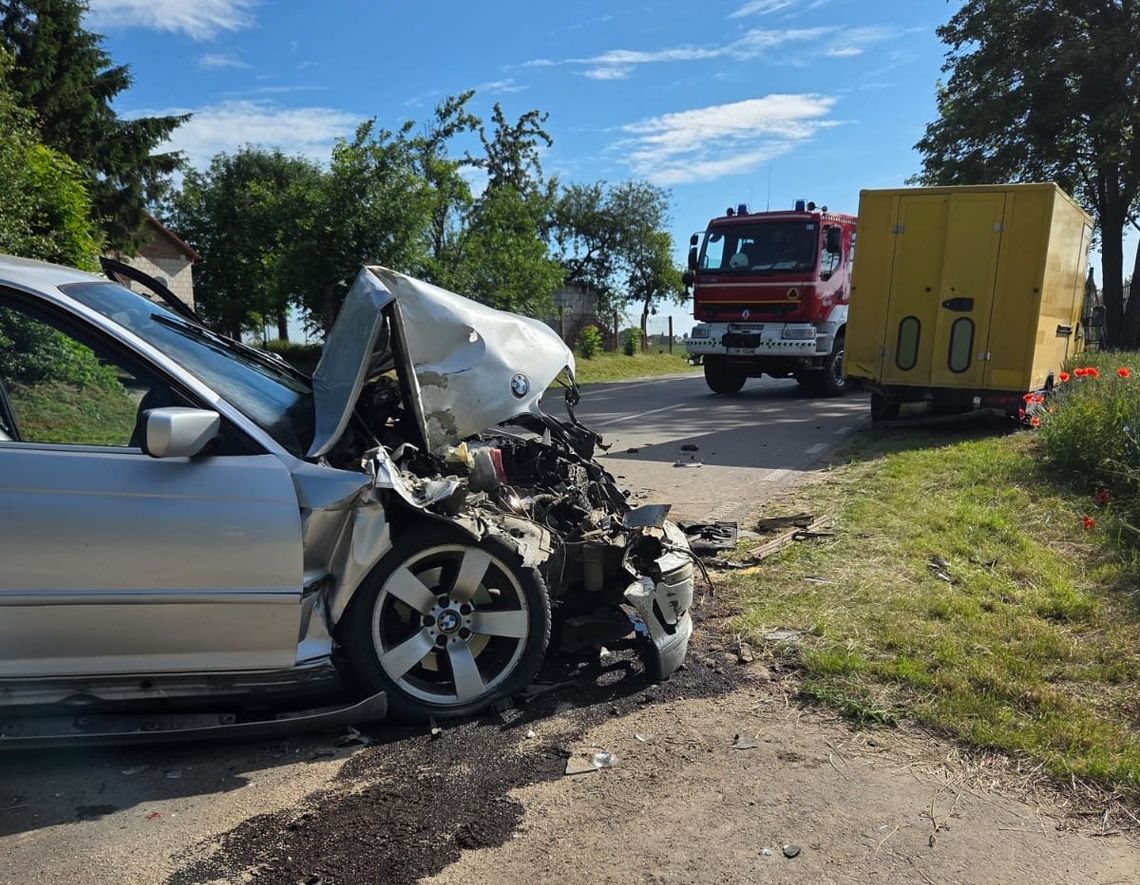 Kierowca BMW wjechał w Mercedesa ze straganem obwoźnym. Ranny on i kobieta robiąca zakupy Kierowca BMW wjechał w Mercedesa ze straganem obwoźnym. Ranny on i kobieta robiąca zakupy