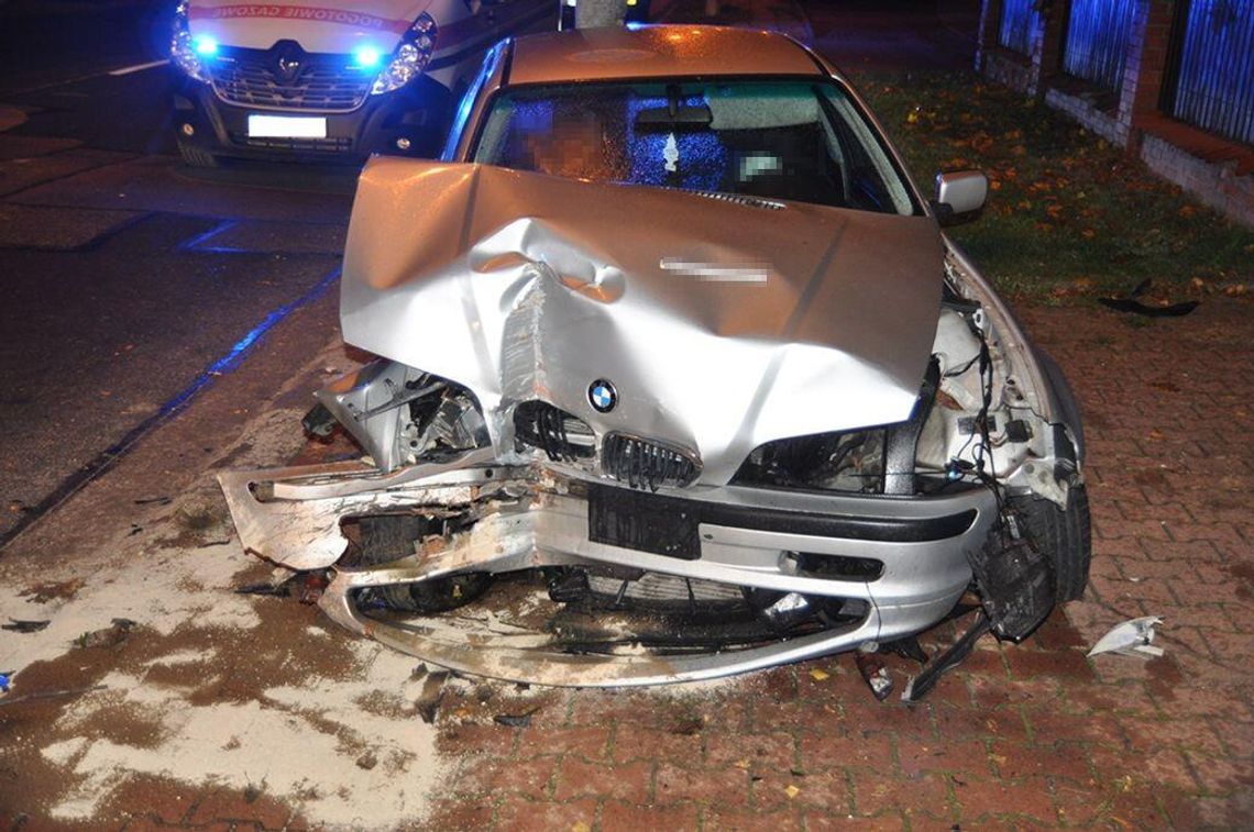 Kierowca BMW wjechał w ogrodzenie niszcząc skrzynkę gazową. 31-latek wydmuchał prawie dwa promile