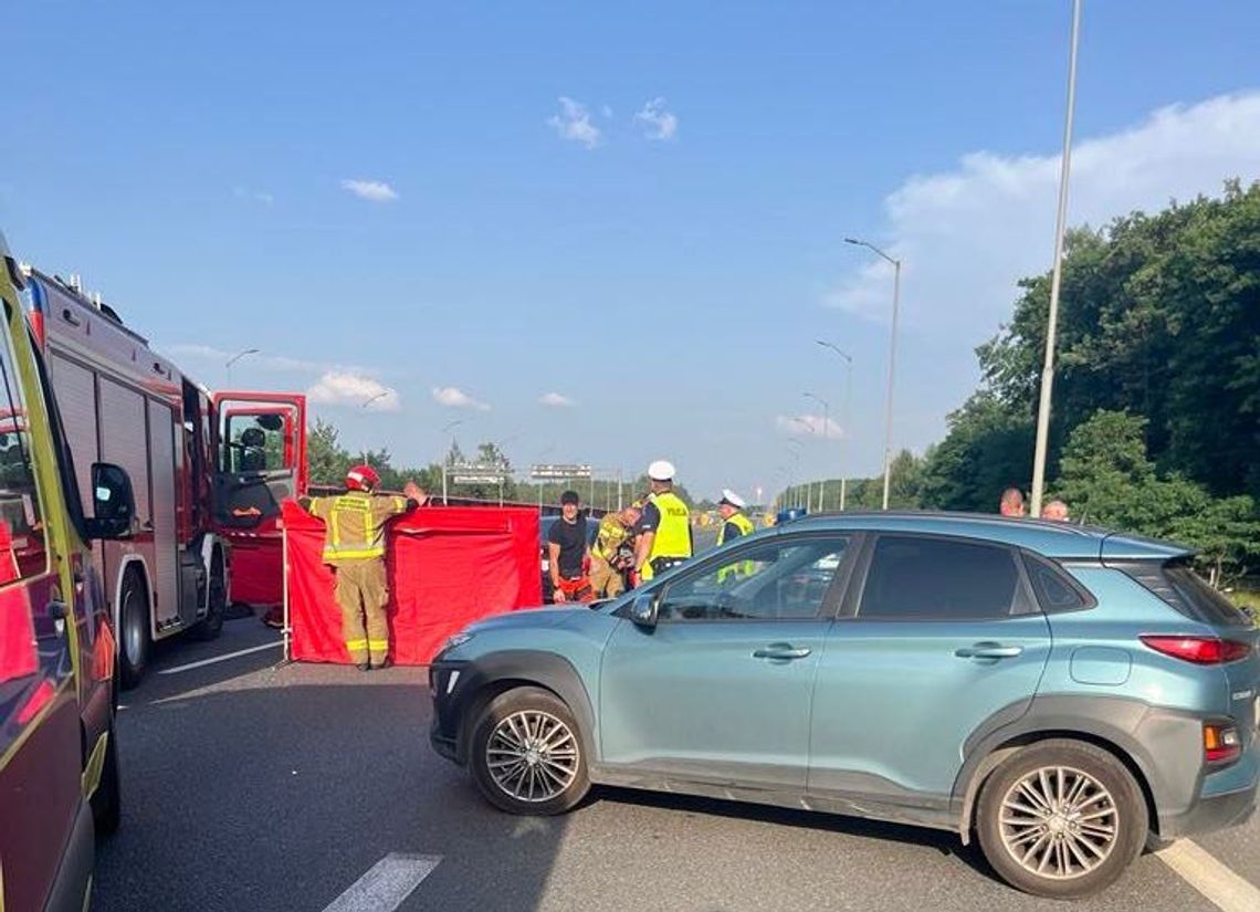 Kierowca BMW zasłabł na autostradzie, auto stanęło na środku drogi. Uratowali go policjanci