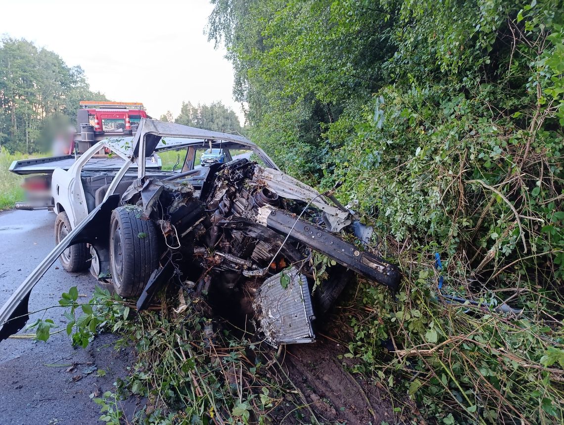 Kierowca BMW zginął po uderzeniu w drzewa. Auto nie miało drzwi, szyb i pasów bezpieczeństwa [FOTO]