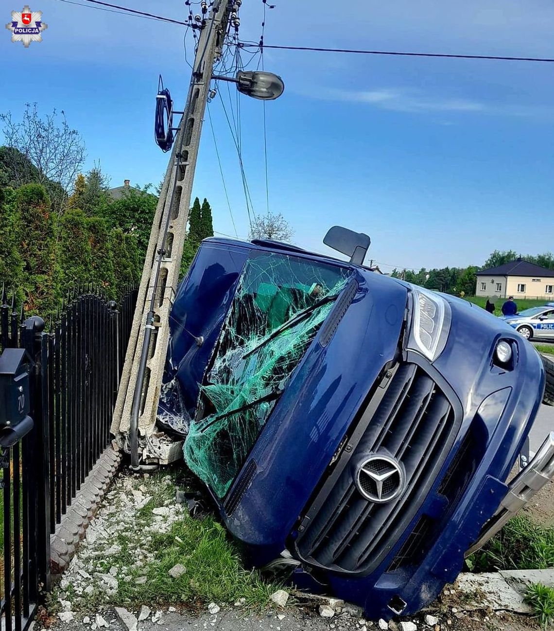 Kierowca busa stracił panowanie nad kierownicą i rozbił się na słupie. Wiózł 8 osób