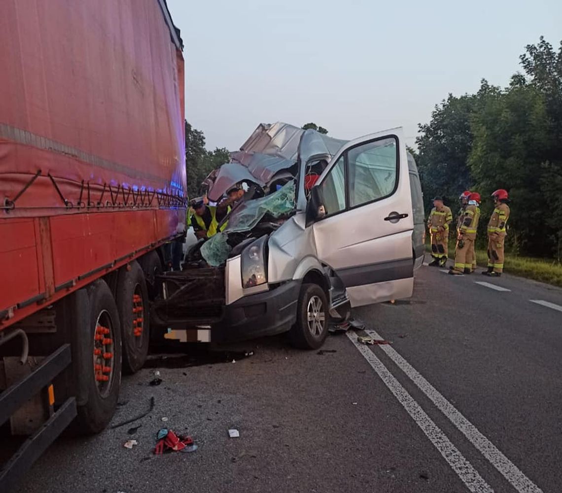 Kierowca busa wjechał w stojącą na poboczu ciężarówkę. W wypadku zginęła 33-letnia kobieta, dwie osoby są ranne