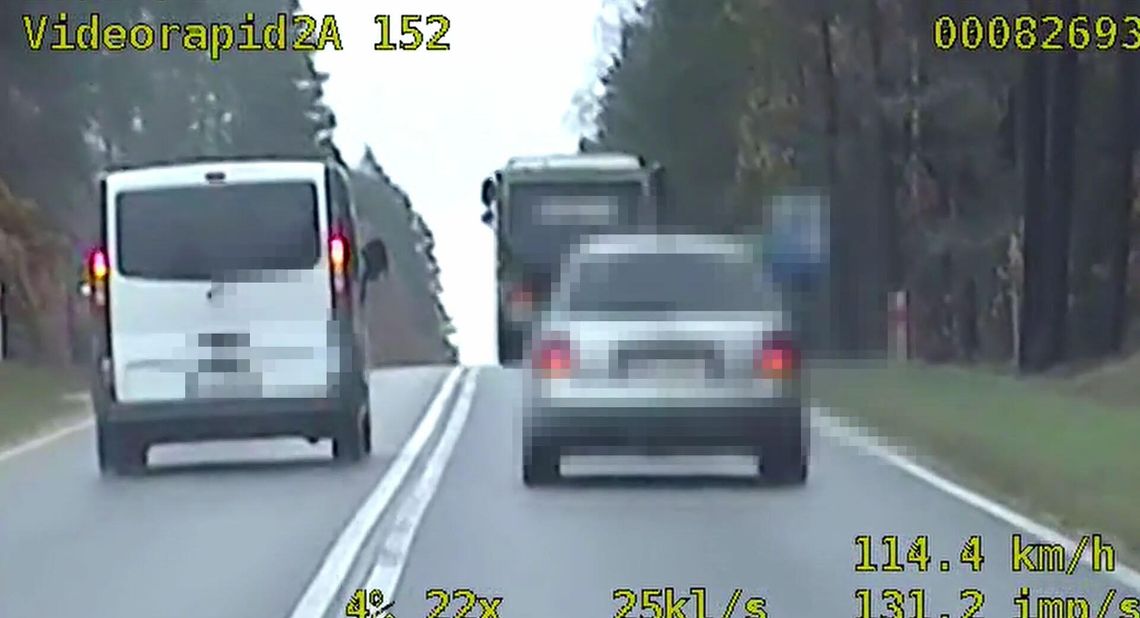 Kierowca busa wyprzedzał pod górkę na oczach drogówki. Został zatrzymany i ukarany Kierowca busa wyprzedzał pod górkę na oczach drogówki. Został zatrzymany i ukarany