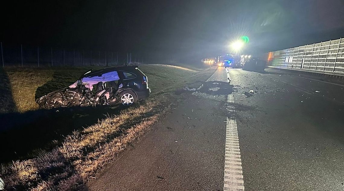 Kierowca busa zjechał na czołówkę z samochodem osobowym. Poważny wypadek na krajowej 12