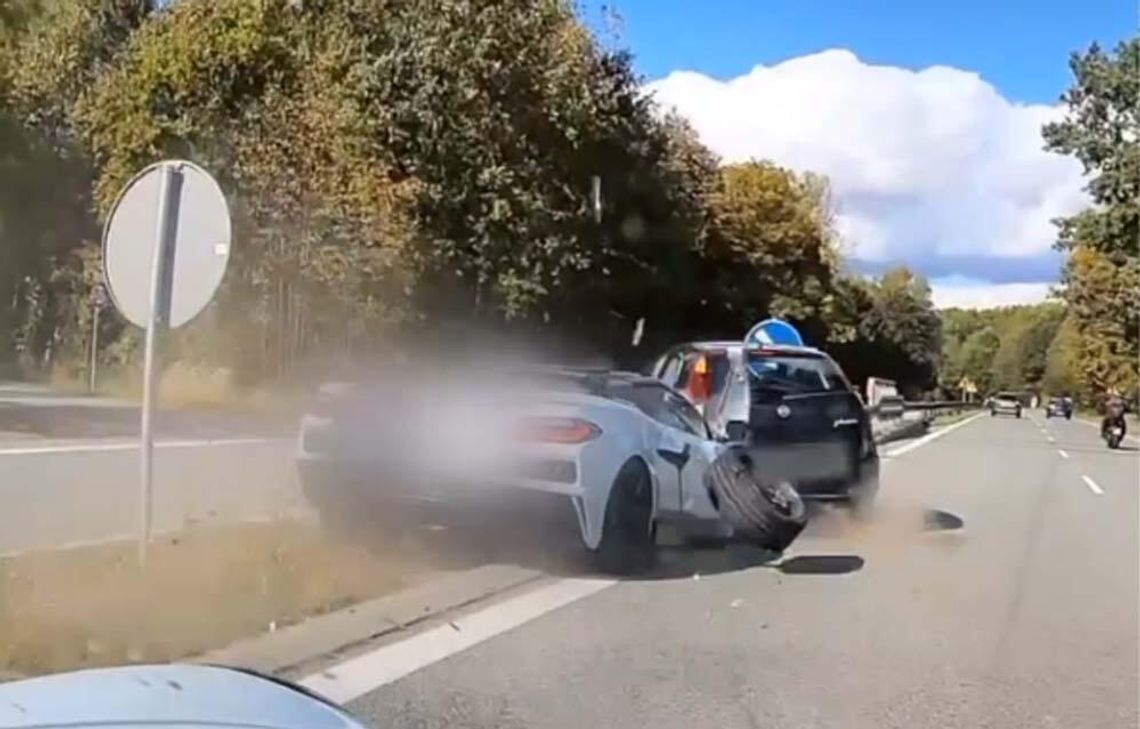 Kierowca Chevroleta nie wyhamował. Uderzył w Porsche, a potem w skręcającego fiata Kierowca Chevroleta nie wyhamował. Uderzył w Porsche, a potem w skręcającego fiata