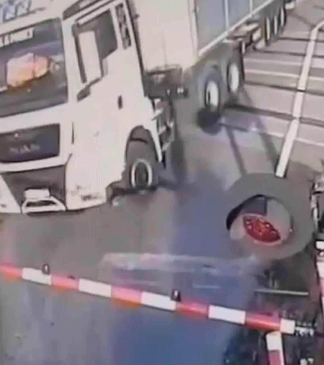 Kierowca ciężarówki musiał staranować rogatki, żeby wydostać się z zamykającego się przejazdu kolejowego