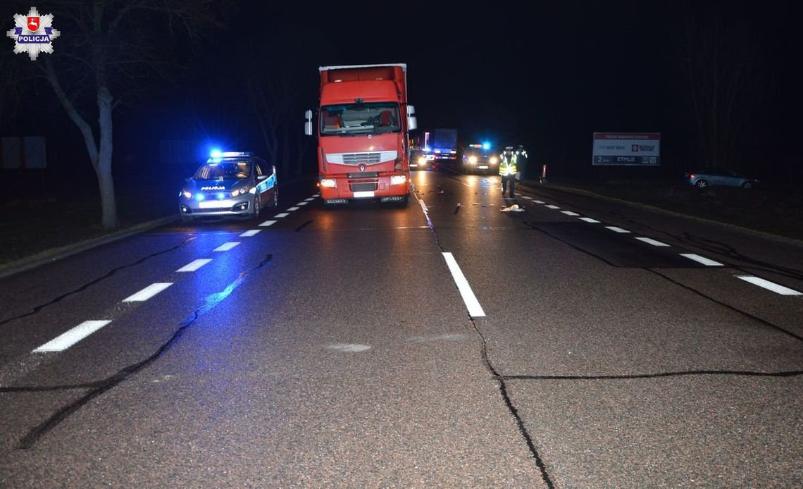 Kierowca ciężarówki potrącił policjanta kierującego ruchem. Funkcjonariusz trafił do szpitala