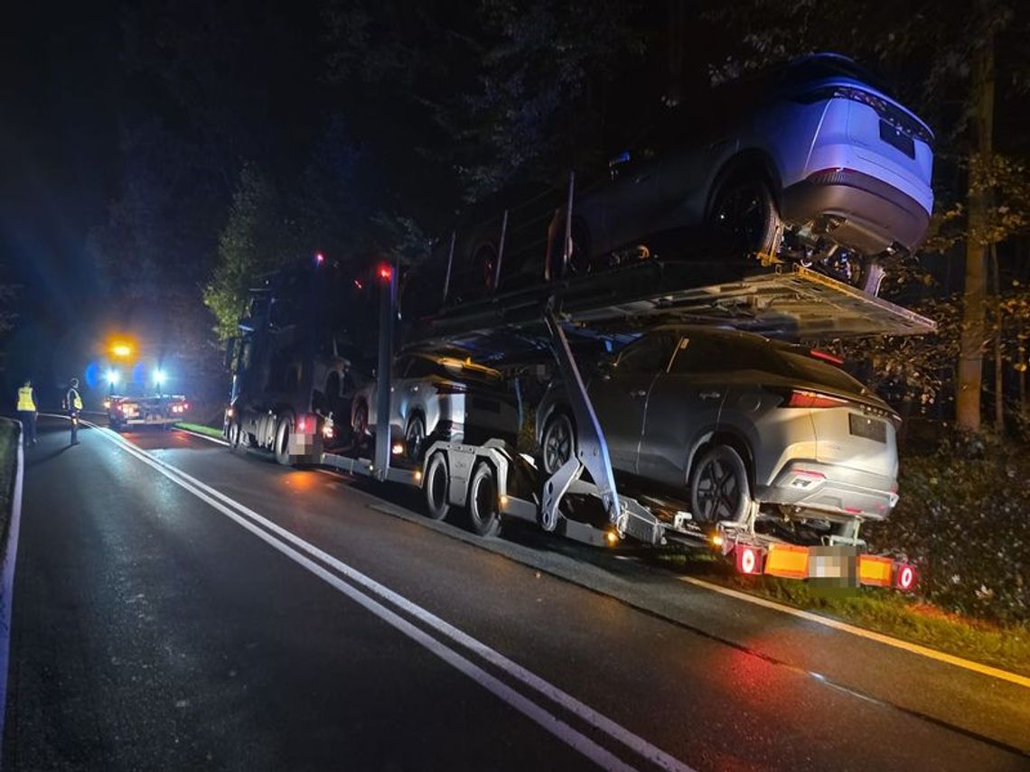 Kierowca ciężarówki przewożącej nowe auta miał prawie 2 promile i wjechał do rowu. Świadkowie wyciągnęli go z kabiny