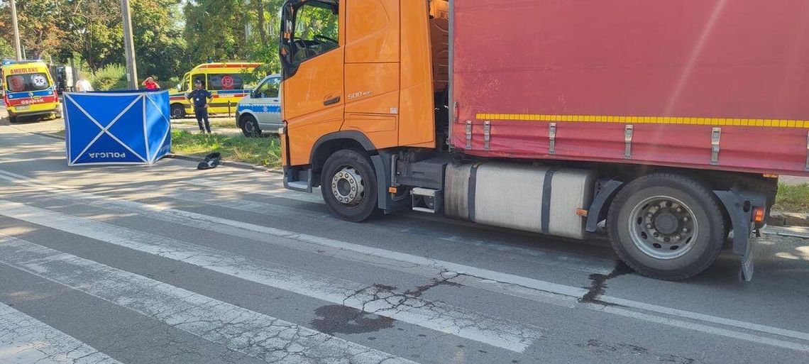 Kierowca ciężarówki śmiertelnie potrącił kobietę na pasach. Jest pilny apel policji do świadków