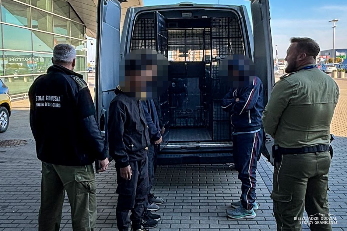 Kierowca ciężarówki usłyszał podejrzane dźwięki. W naczepie ukryli się nielegalni imigranci Kierowca ciężarówki usłyszał podejrzane dźwięki. W naczepie ukryli się nielegalni imigranci