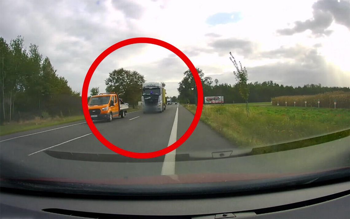 Kierowca ciężarówki uznał, że duży może więcej i zaczął wyprzedzać na czołówkę. Osobówka "ratowała" się poboczem Kierowca ciężarówki uznał, że duży może więcej i zaczął wyprzedzać na czołówkę. Osobówka "ratowała" się poboczem