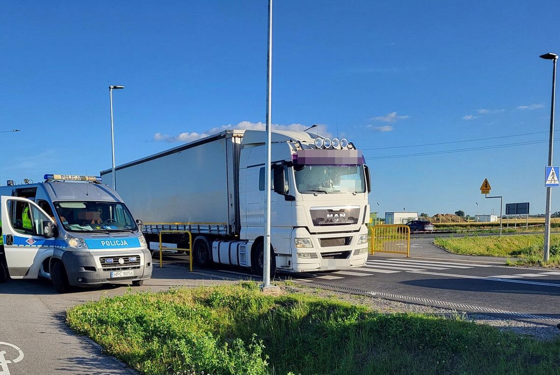 Kierowca ciężarówki wjechał w kobietę na przejściu dla pieszych. Poszkodowana zginęła na miejscu