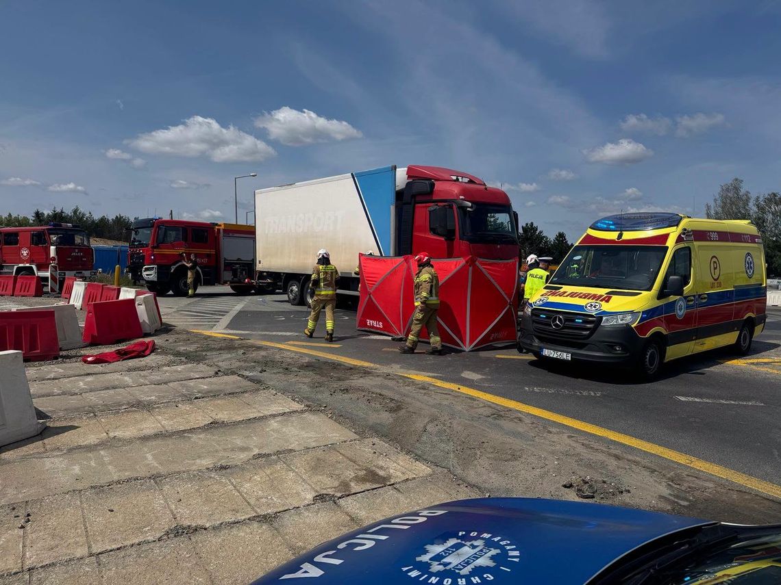 Kierowca ciężarówki wjechał w rowerzystę na rondzie. Poszkodowany cyklista nie przeżył wypadku Kierowca ciężarówki wjechał w rowerzystę na rondzie. Poszkodowany cyklista nie przeżył wypadku