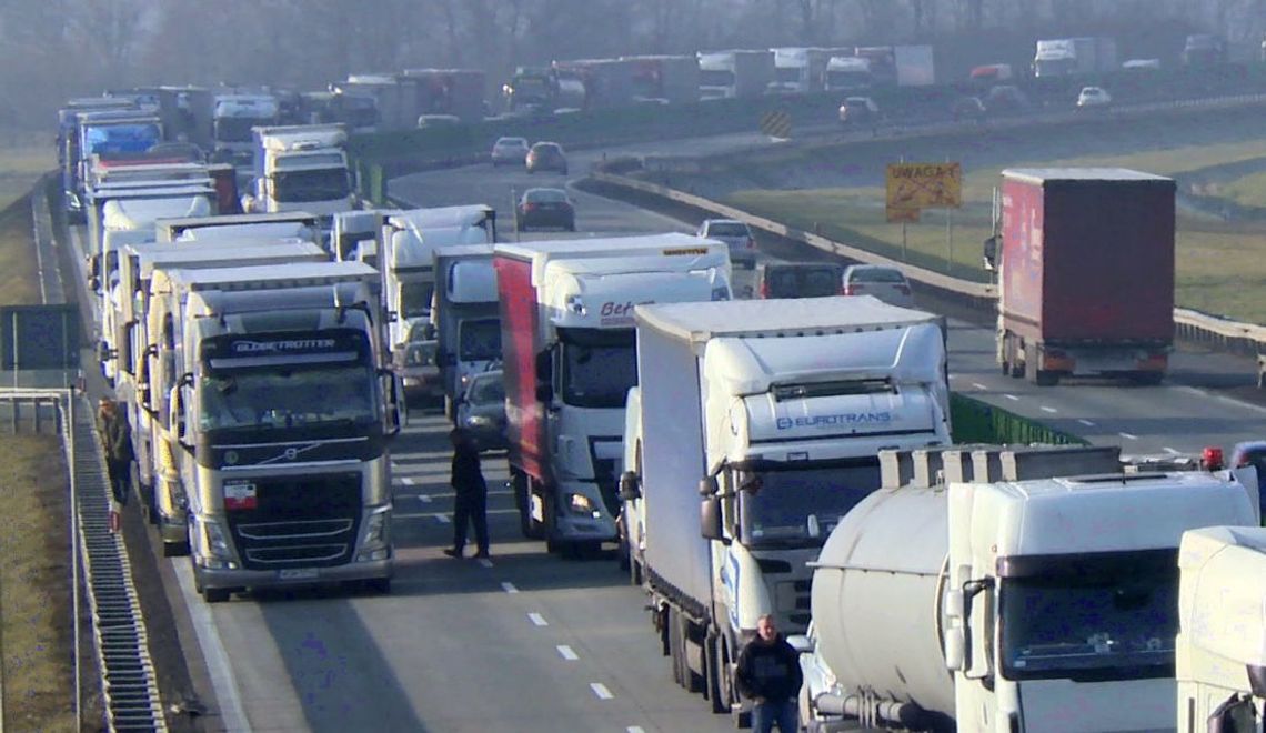 Kierowca ciężarówki zablokował autostradę. Skończyło mu się paliwo, więc skoczył z kanistrem na stację