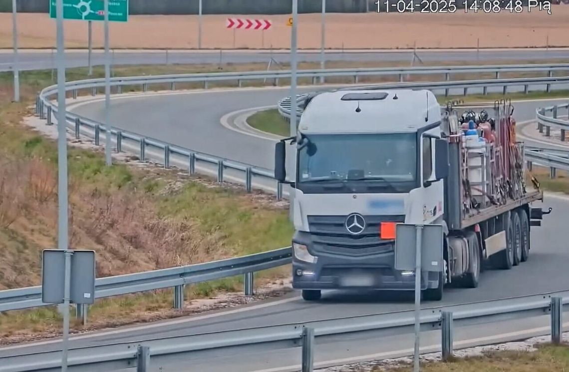 Kierowca ciężarówki załadowanej butlami z gazem cofał na drodze ekspresowej