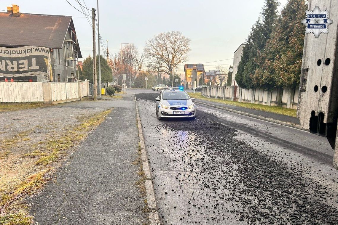 Kierowca ciężarówki zasypał ulice węglem. Został zatrzymany przez policję i stanie przed sądem Kierowca ciężarówki zasypał ulice węglem. Został zatrzymany przez policję i stanie przed sądem
