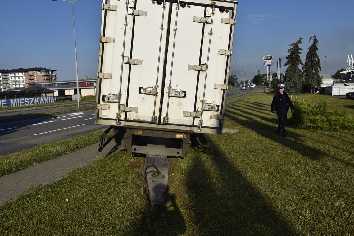 Kierowca ciężarówki zgubił przyczepę. Dalej jechała sama, niszcząc wszystko po drodze