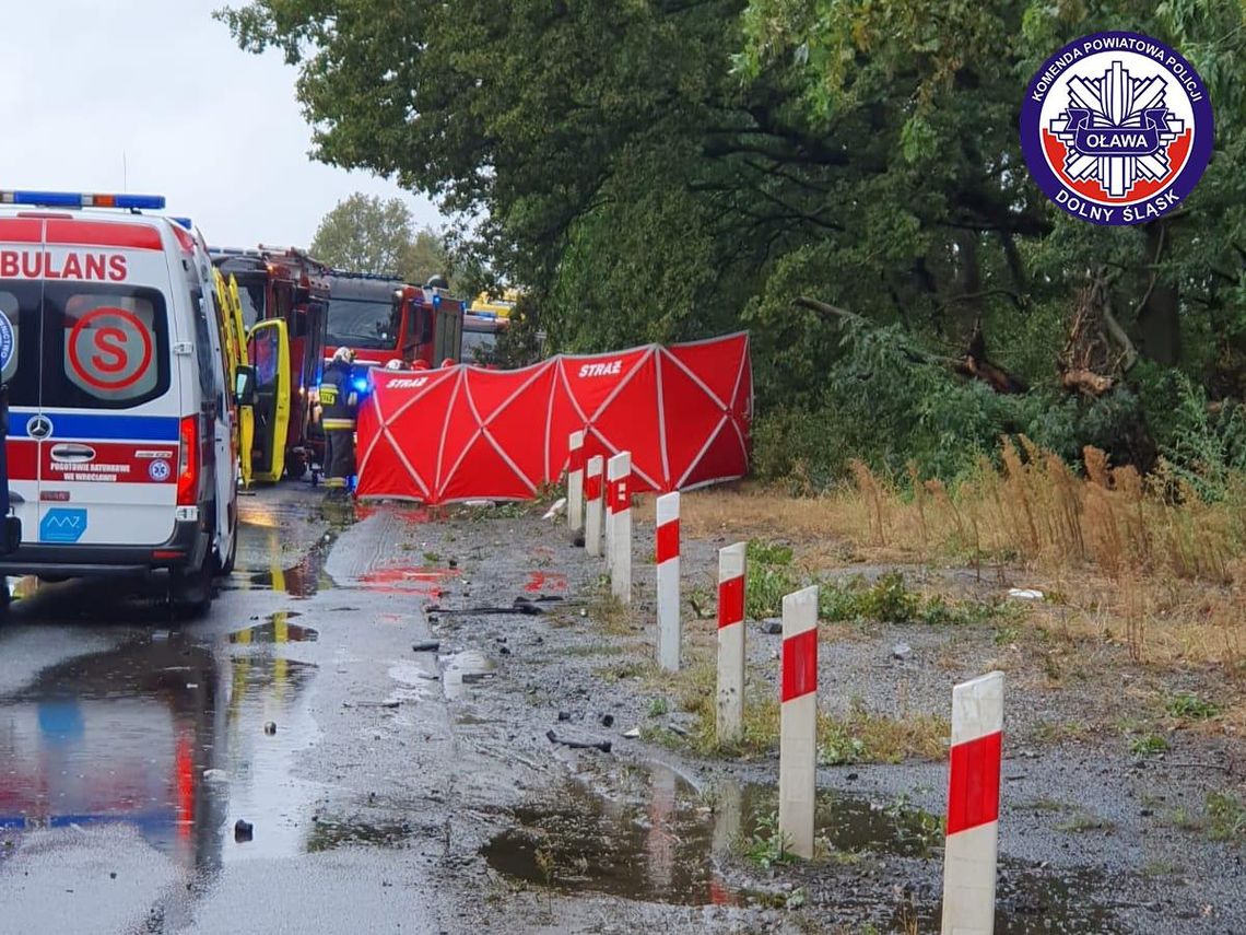 Kierowca ciężarówki zjechał na czołówkę z fordem. Zginęła pasażerka, kierująca jest w ciężkim stanie