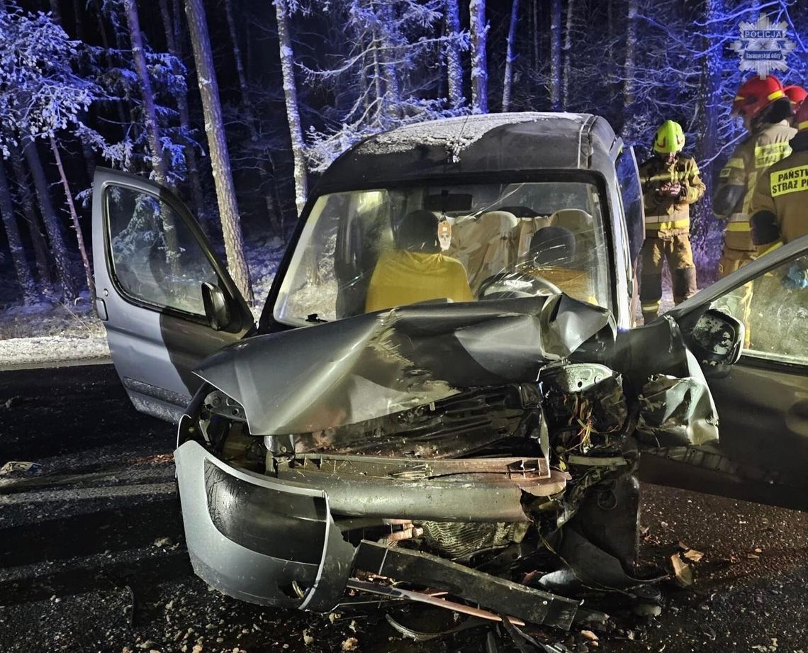 Kierowca citroena nagle zjechał na lewy pas i zderzył się czołowo z oplem. Trzy osoby w szpitalu Kierowca citroena nagle zjechał na lewy pas i zderzył się czołowo z oplem. Trzy osoby w szpitalu