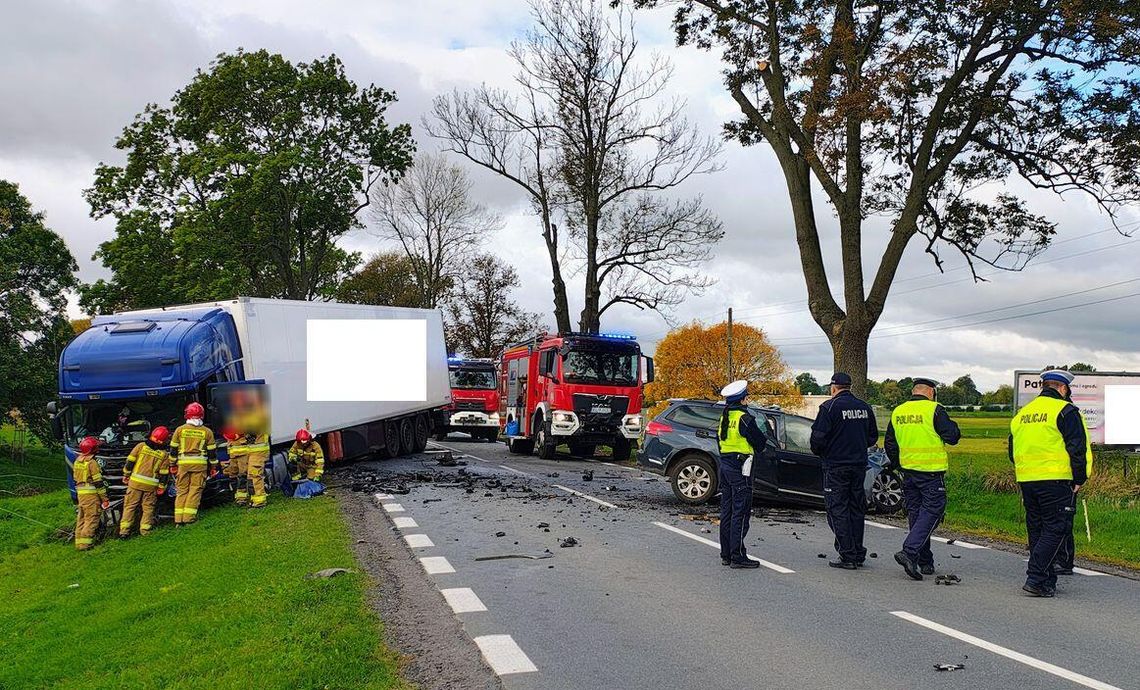 Kierowca Citroena zjechał na czołówkę z ciężarówką. 42-latek zginął na miejscu Kierowca Citroena zjechał na czołówkę z ciężarówką. 42-latek zginął na miejscu