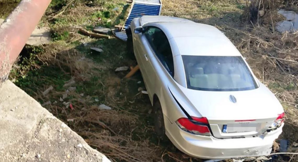 Kierowca cofał na moście, auto spadło do rzeki. Twierdzi, że to wina słabych barierek [FOTO]