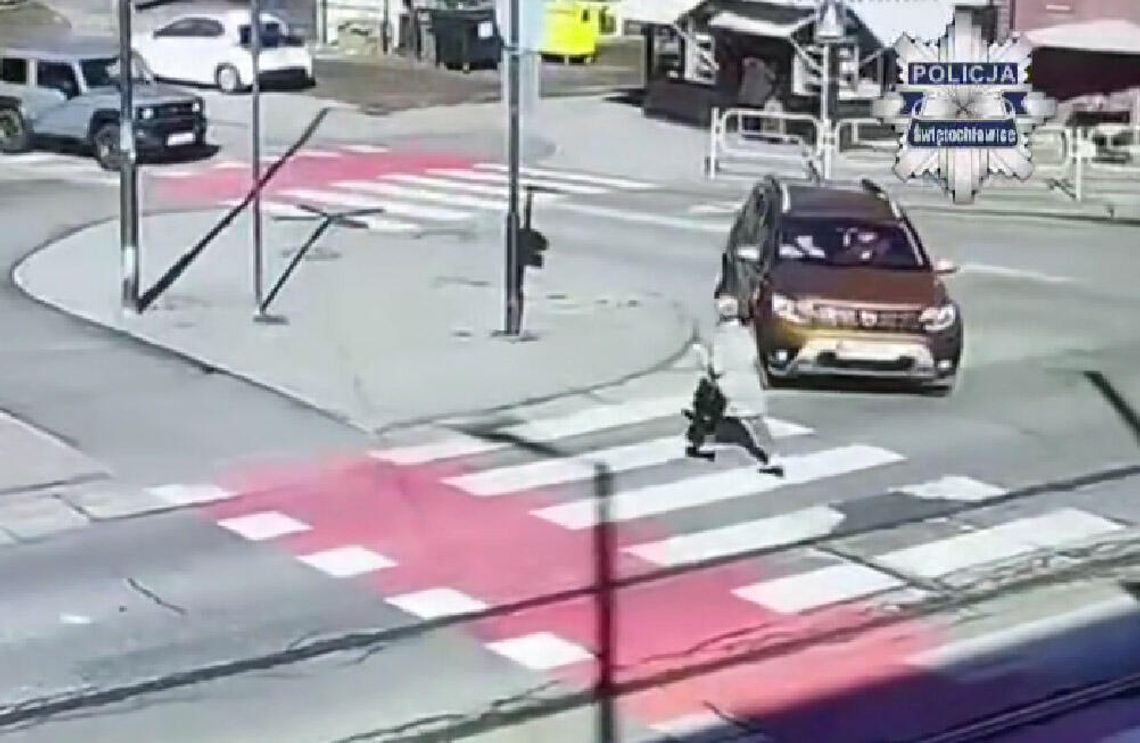 Kierowca Dacii wjechał prosto w kobietę na przejściu dla pieszych. Bardzo groźnie wyglądające potrącenie Kierowca Dacii wjechał prosto w kobietę na przejściu dla pieszych. Bardzo groźnie wyglądające potrącenie