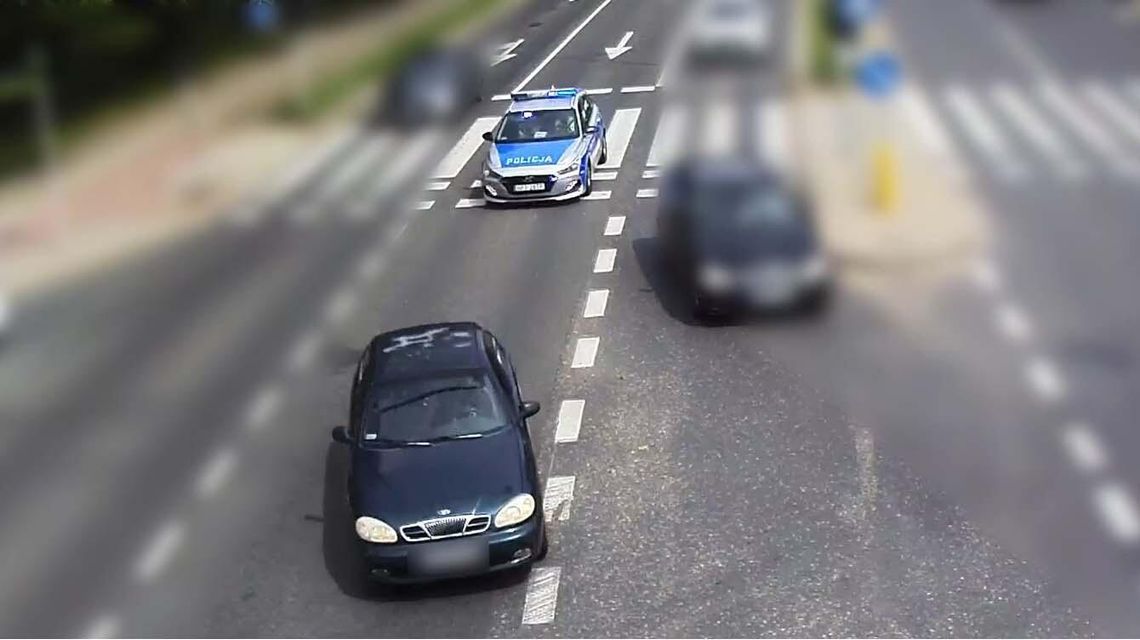 Kierowca Daewoo nie zatrzymał się do kontroli i zaczął uciekać policji. Potem porzucił auto Kierowca Daewoo nie zatrzymał się do kontroli i zaczął uciekać policji. Potem porzucił auto