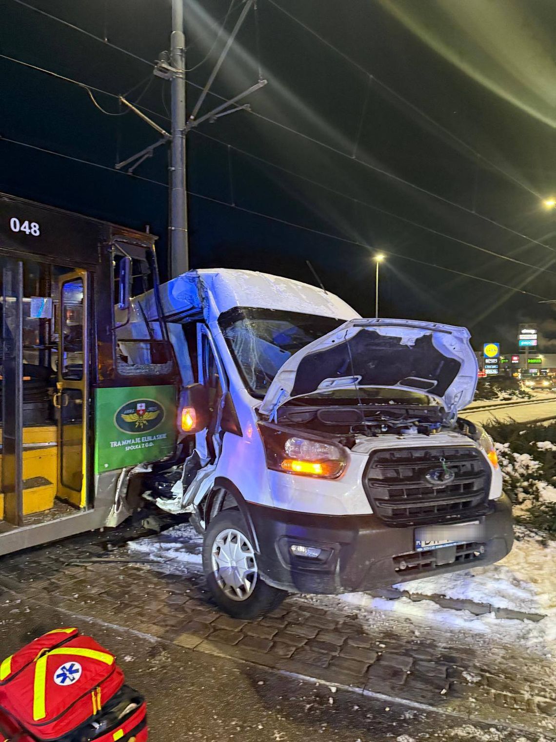 Kierowca dostawczaka nie ustąpił pierwszeństwa tramwajowi na rondzie. Groźne zdarzenie w Elblągu