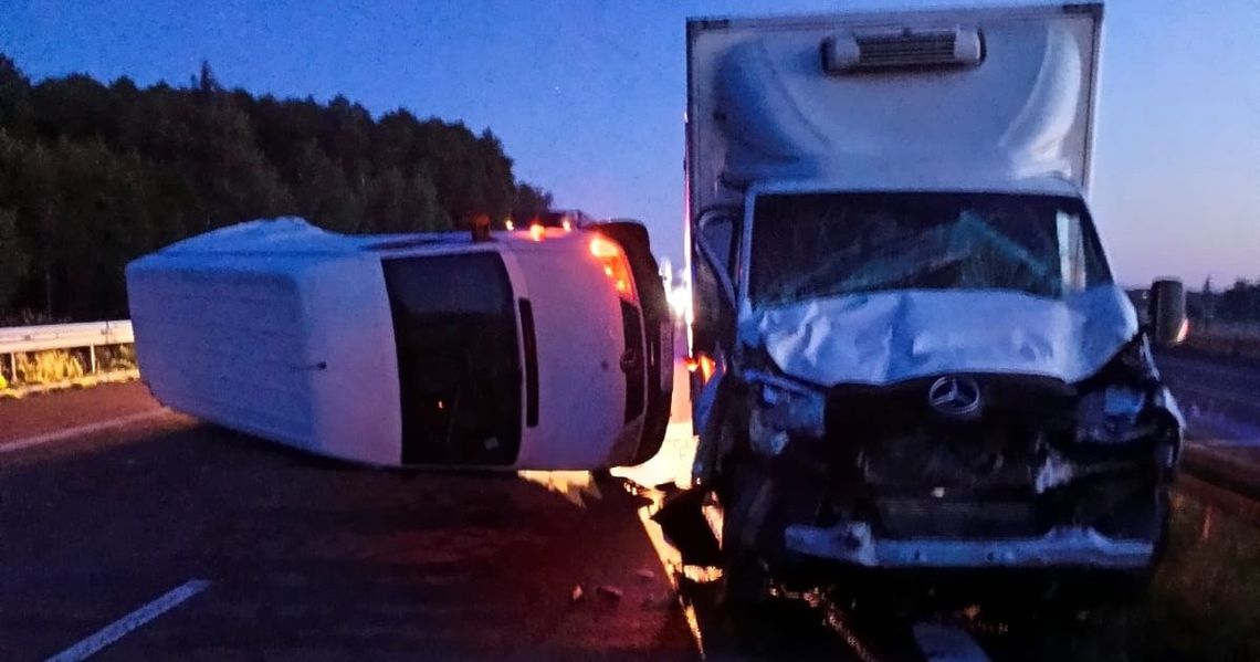 Kierowca dostawczaka pił alkohol w czasie jazdy, żeby się orzeźwić. Skończyło się groźnym wypadkiem