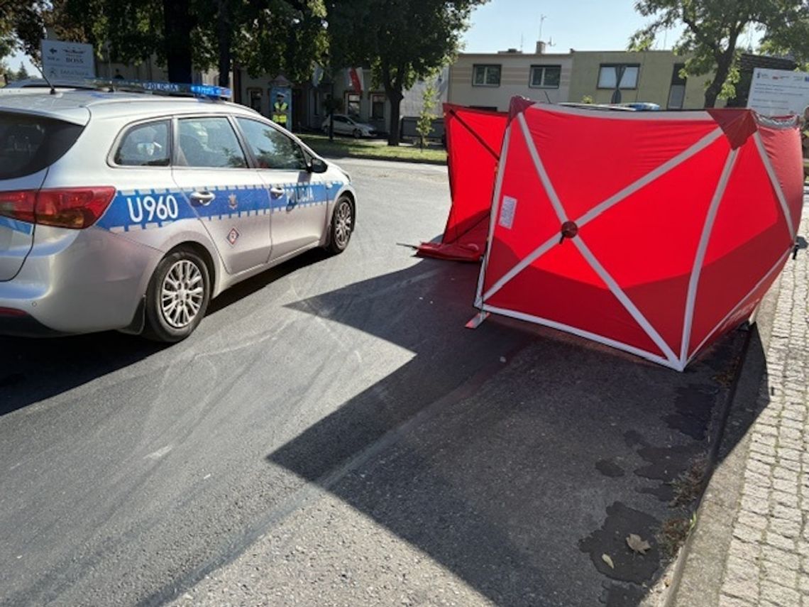 Kierowca dostawczaka wjechał w dwie piesze. Starsza kobieta zginęła na oczach dziecka Kierowca dostawczaka wjechał w dwie piesze. Starsza kobieta zginęła na oczach dziecka