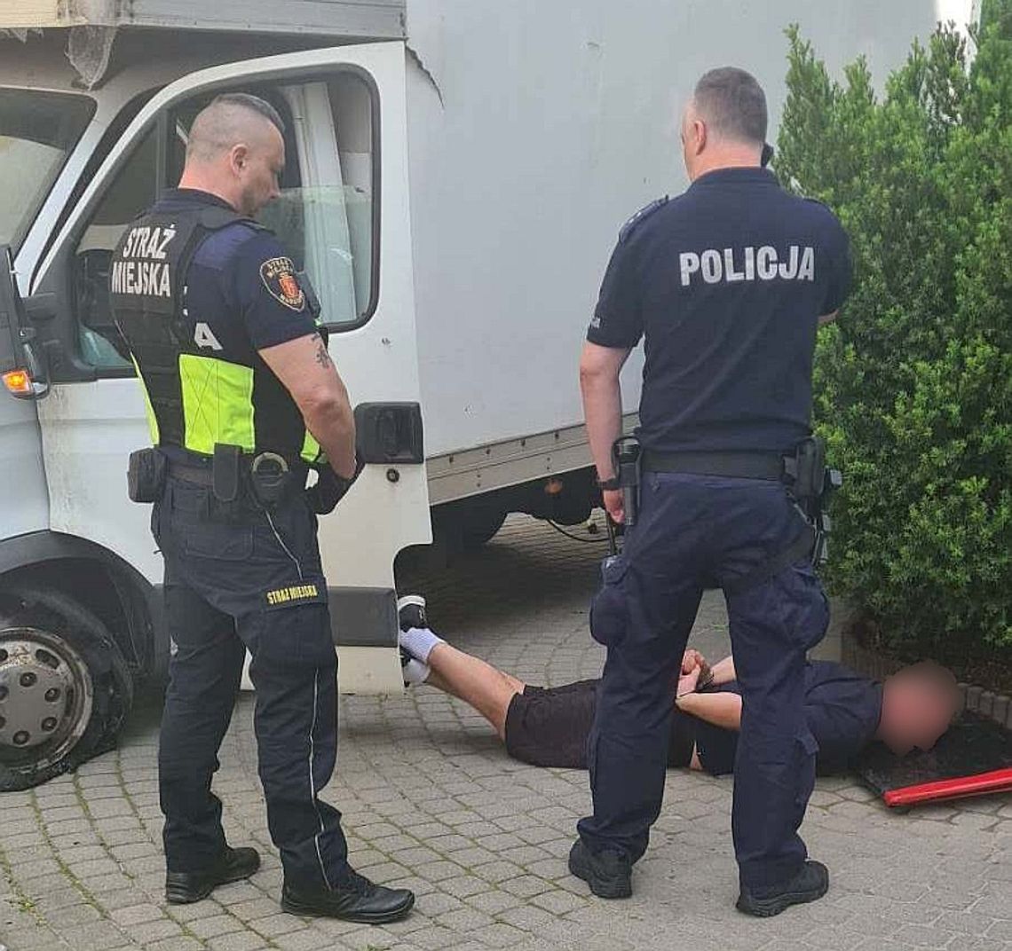 Kierowca dostawczaka wtargnął na teren sądu i rozrabiał. Obezwładnili go strażnicy miejscy