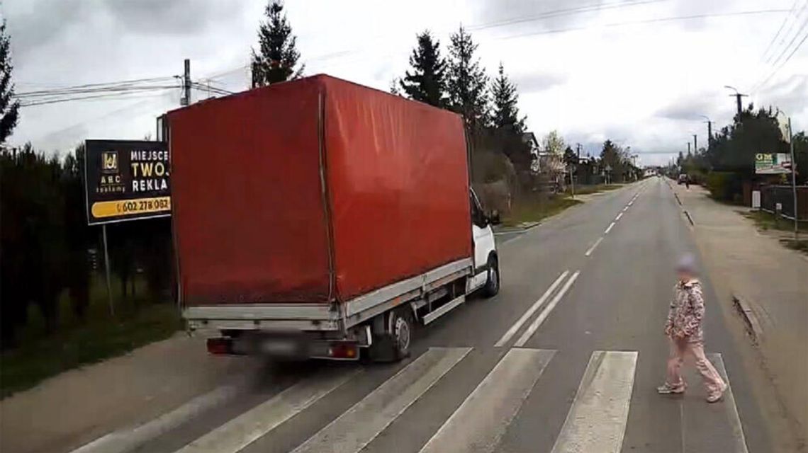 Kierowca dostawczaka wyprzedzał przed przejściem dla pieszych, na które weszło dziecko. O włos od tragedii