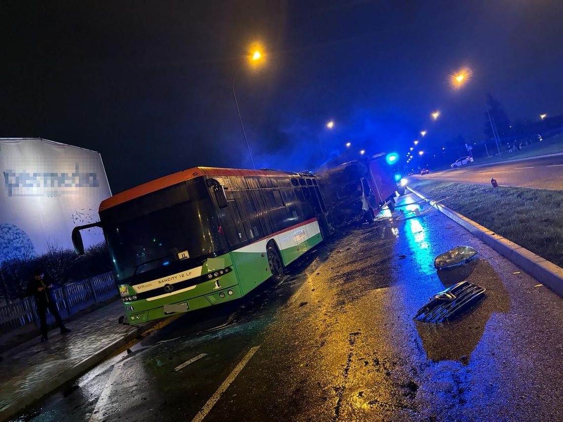 Kierowca dostawczaka zagapił się i wjechał w autobus. Po kolizji oba pojazdy spłonęły