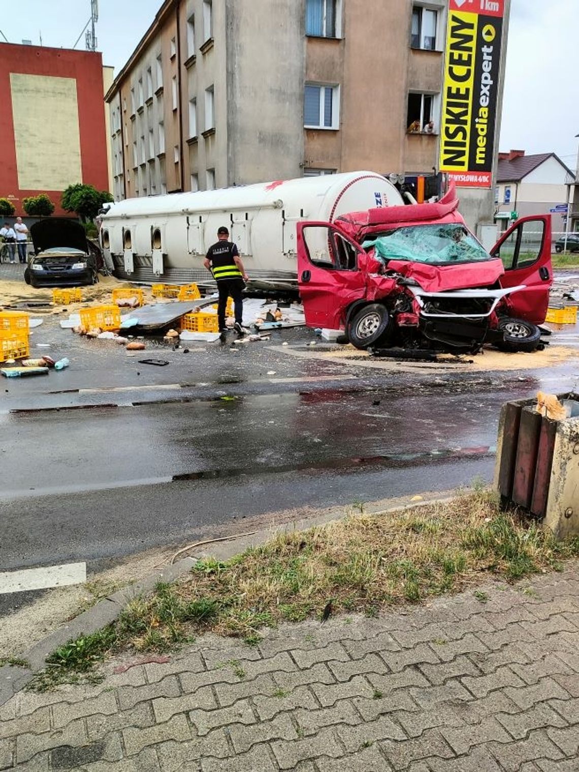 Kierowca dostawczaka zignorował STOP, doprowadzając do niezwykle groźnego zderzenia z ciężarówką