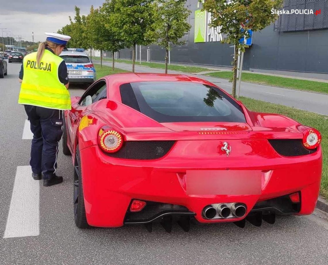 Kierowca ferrari jechał 144 km/h przez miasto. Wpadł na policjantów z suszarką i odpocznie od jazdy przez 3 miesiące