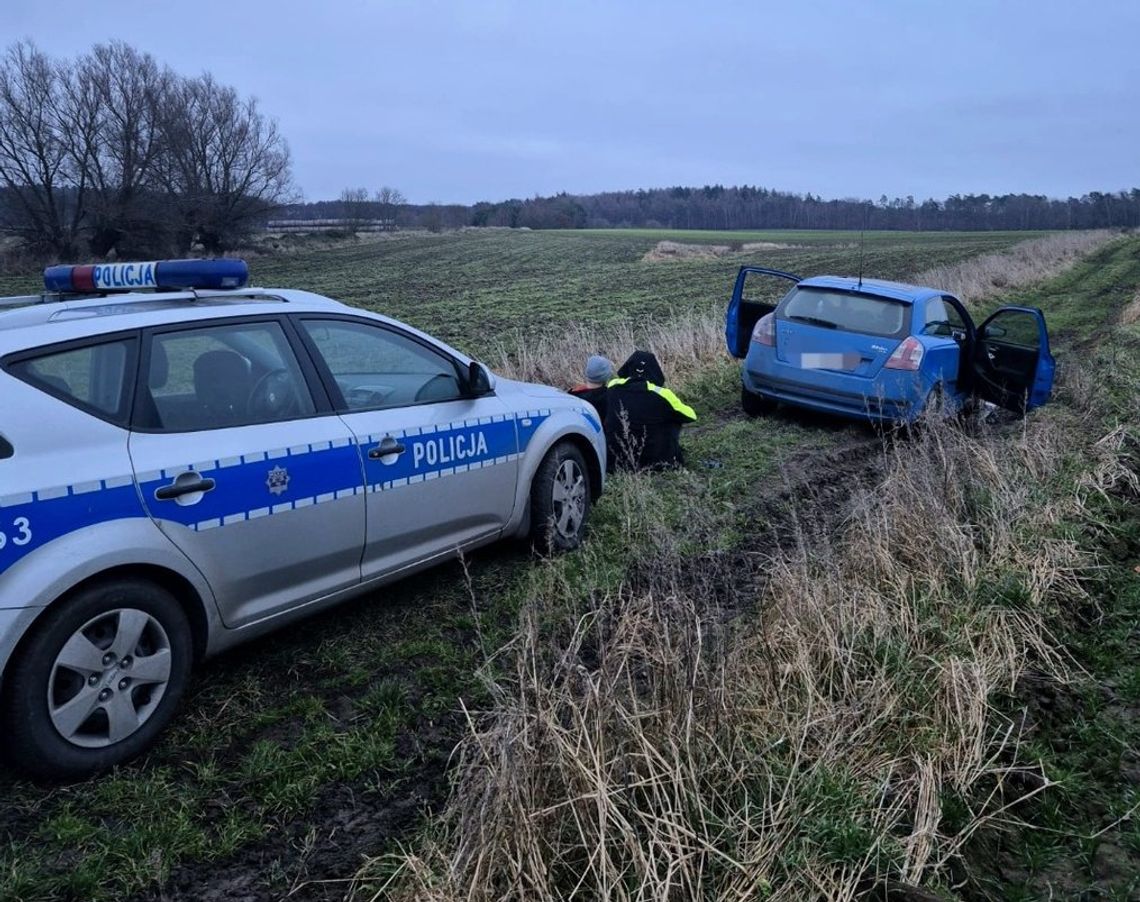 Kierowca fiata próbował uciec policji, ale ugrzązł w błocie. Miał zakaz i brał narkotyki