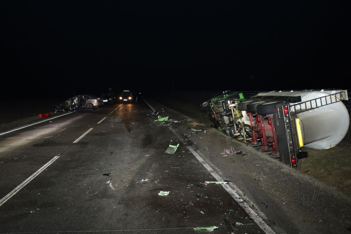 Kierowca forda zginął po czołówce z ciężarówką. Jechał środkiem drogi i nie reagował na światła Kierowca forda zginął po czołówce z ciężarówką. Jechał środkiem drogi i nie reagował na światła