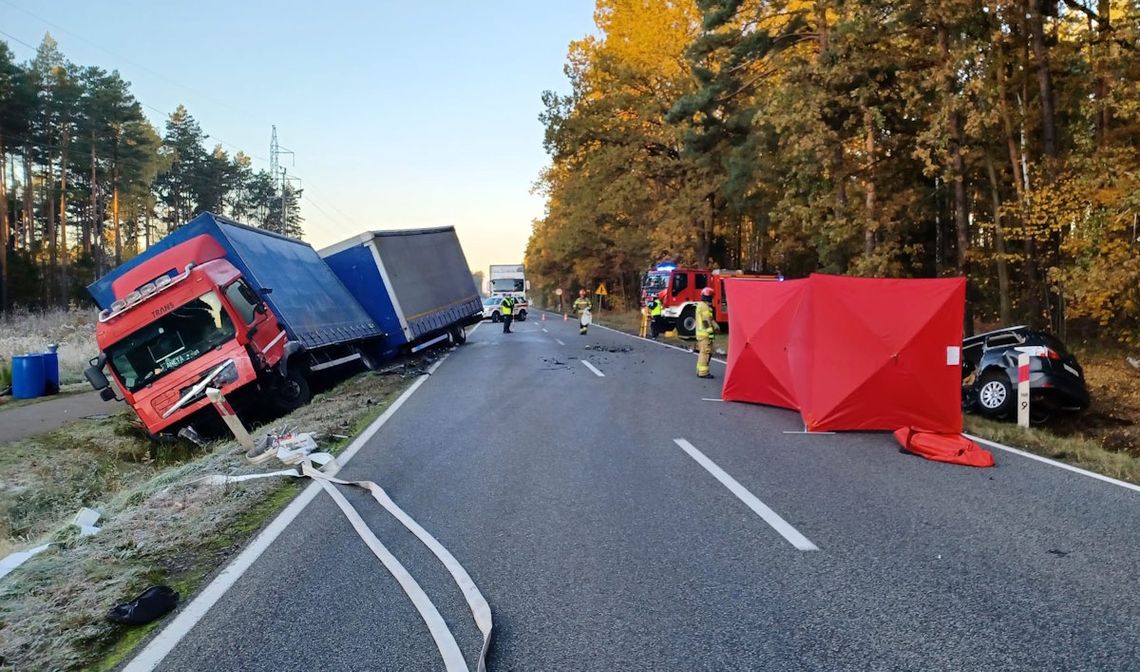 Kierowca forda zjechał na czołówkę z ciężarówką. 49-letni mężczyzna zginął na miejscu