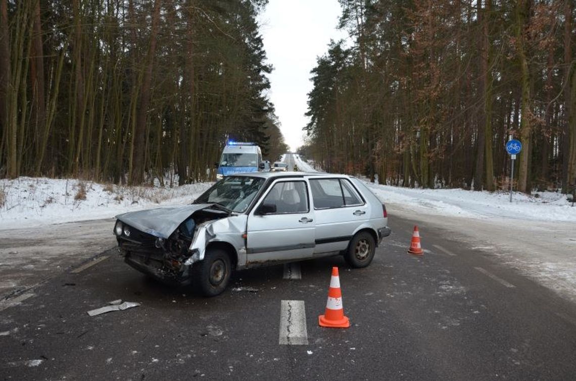 Kierowca golfa zamknął skalę w alkomacie. Wioząc trzech kolegów spowodował wypadek